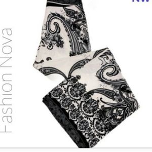 🆕 FASHION NOVA Black & White Print Pants